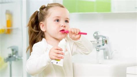 Diş fırçalama hangi yaşta başlamalıdır neden